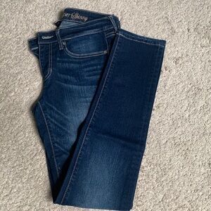 Gap women’s super skinny jeans. Size 6/28r. Dark wash. Low rise stretchy